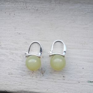 1 Pair of Elegant Oval Pearl Pendant Earrings, Hypoallergenic